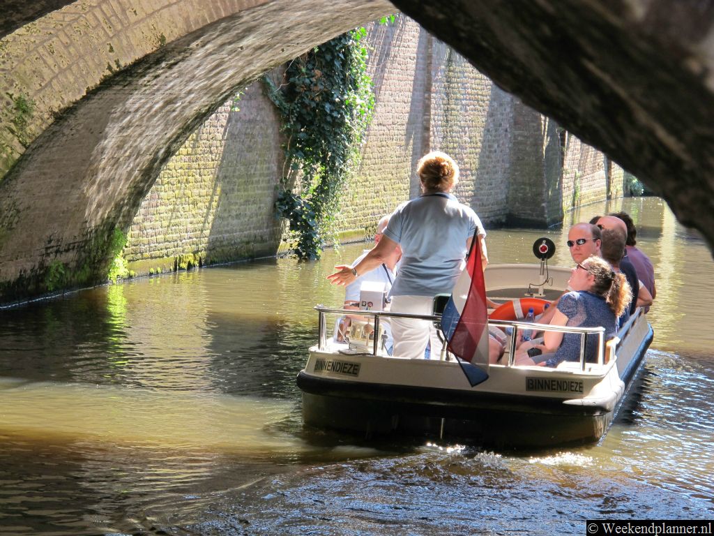 De elektrische boten maken nauwelijks geluid. De uitleg van de gids is dus goed te volgen.Tip: Varen onder het centrum van 's-Hertogenbosch.